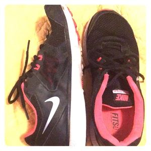 Barely worn black and hot pink Nike Dynamic web